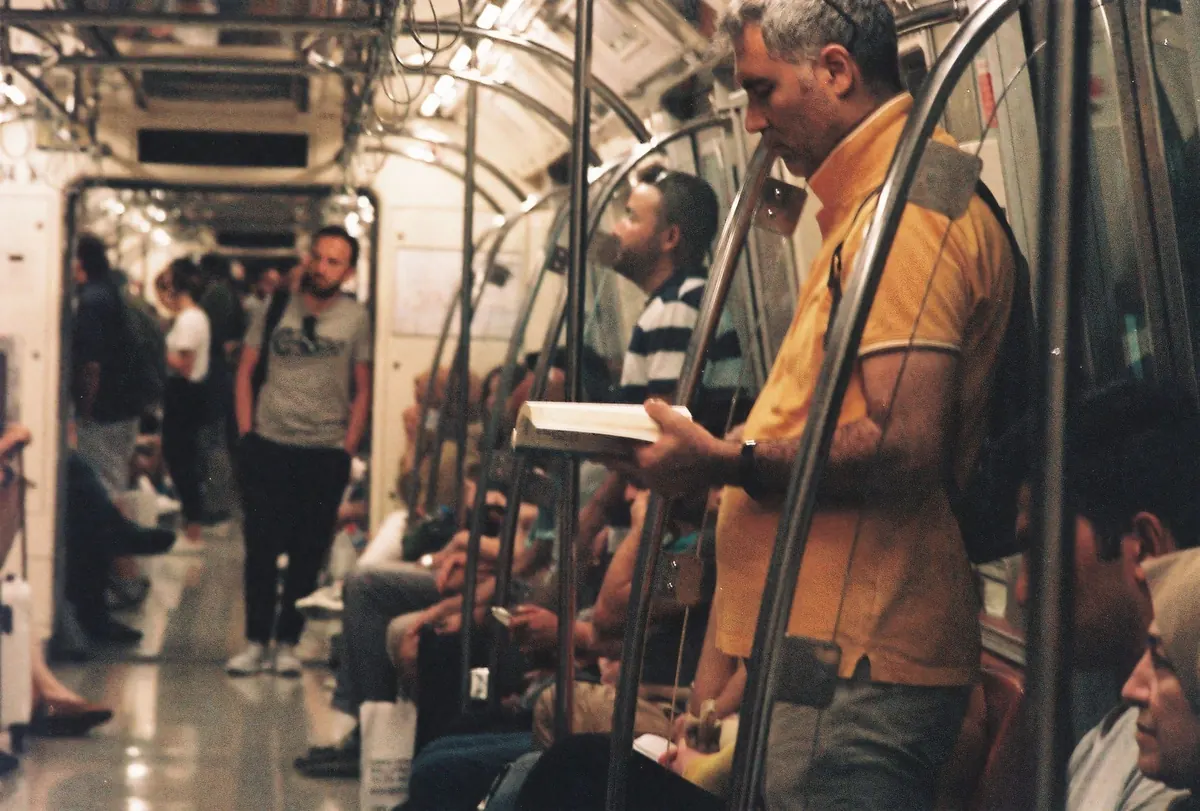 How to Build a 20-Minute Daily Reading Habit on Your UK Commute